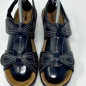 Size 11 clarks Lexi Women’s Adjustable Sandal / Black